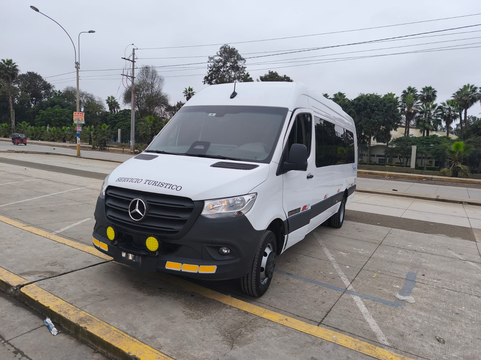 Manuel V., conductor de Central Taxi Airport Lima con sprinter